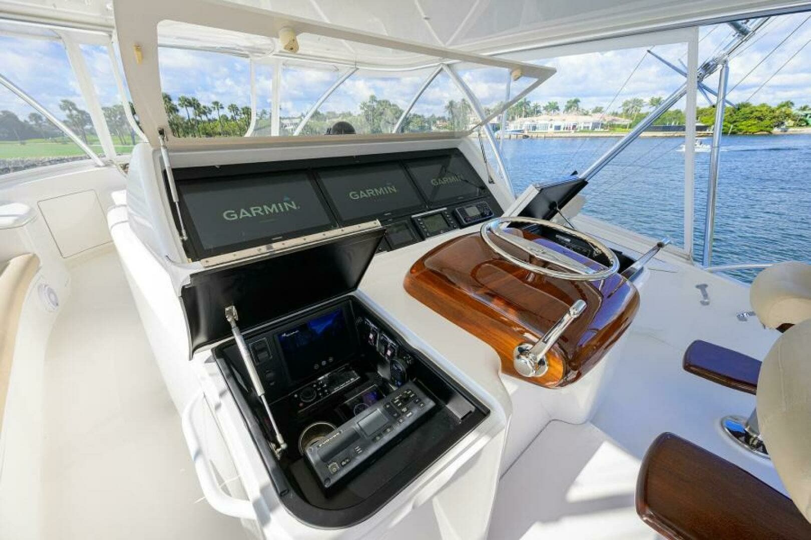 2019 Viking 80 Convertible - Image 32