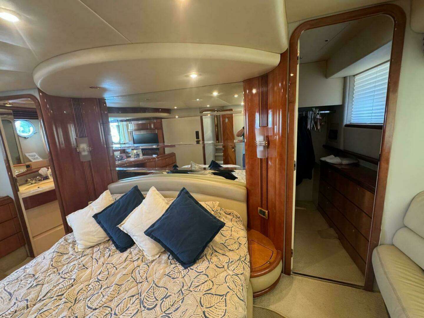 2001 Azimut 68 Plus - Image 24