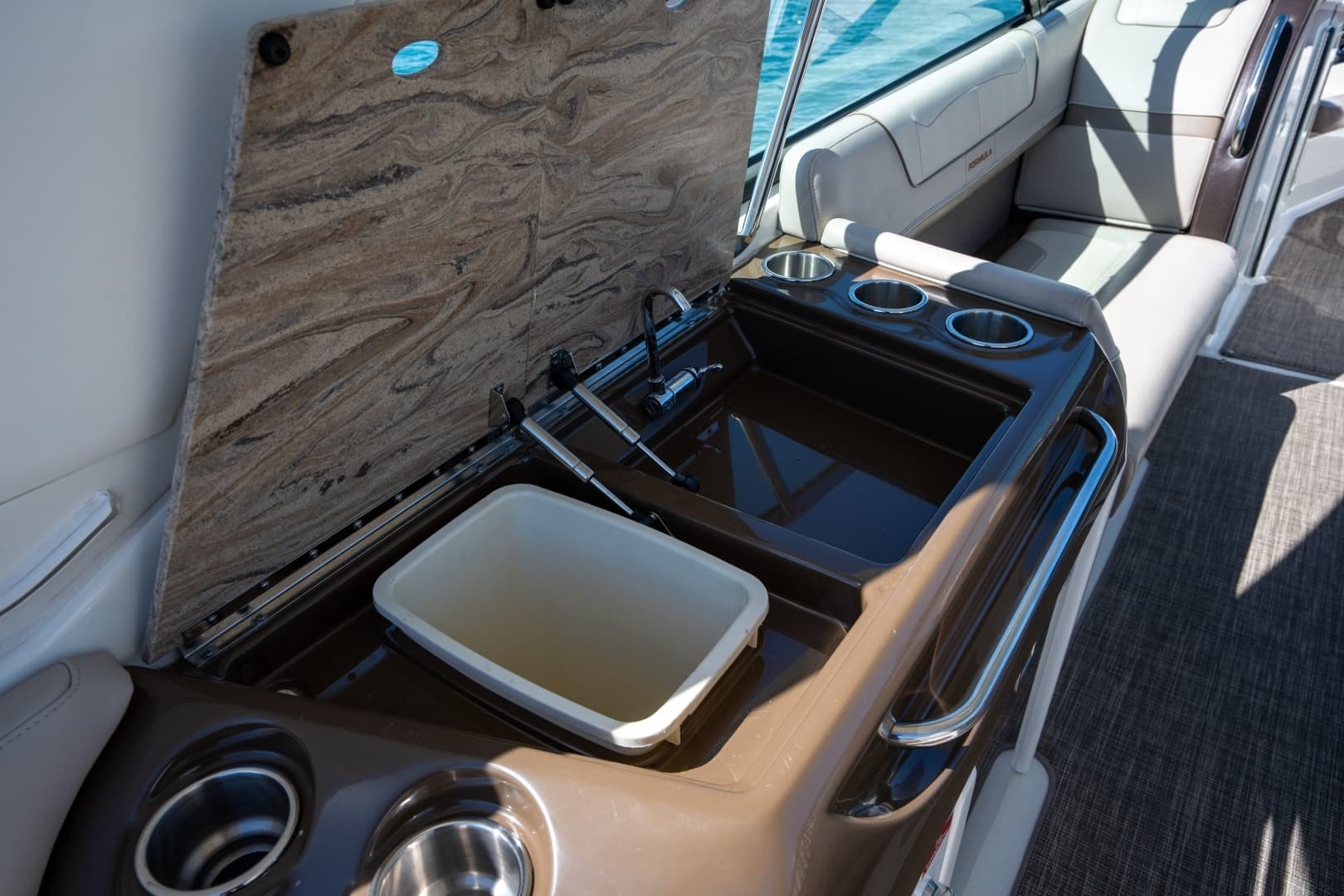 2018 Formula 350 Crossover Bowrider - Image 22