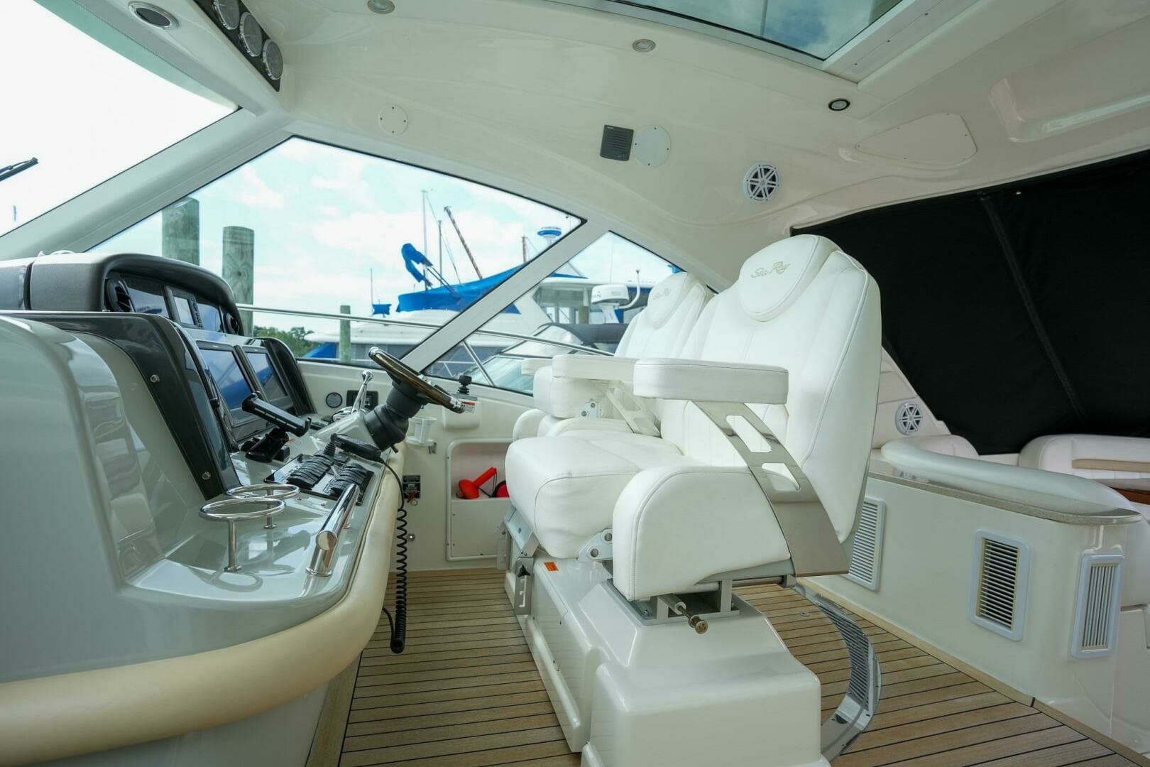 2010 Sea Ray 500 Sundancer - Image 15