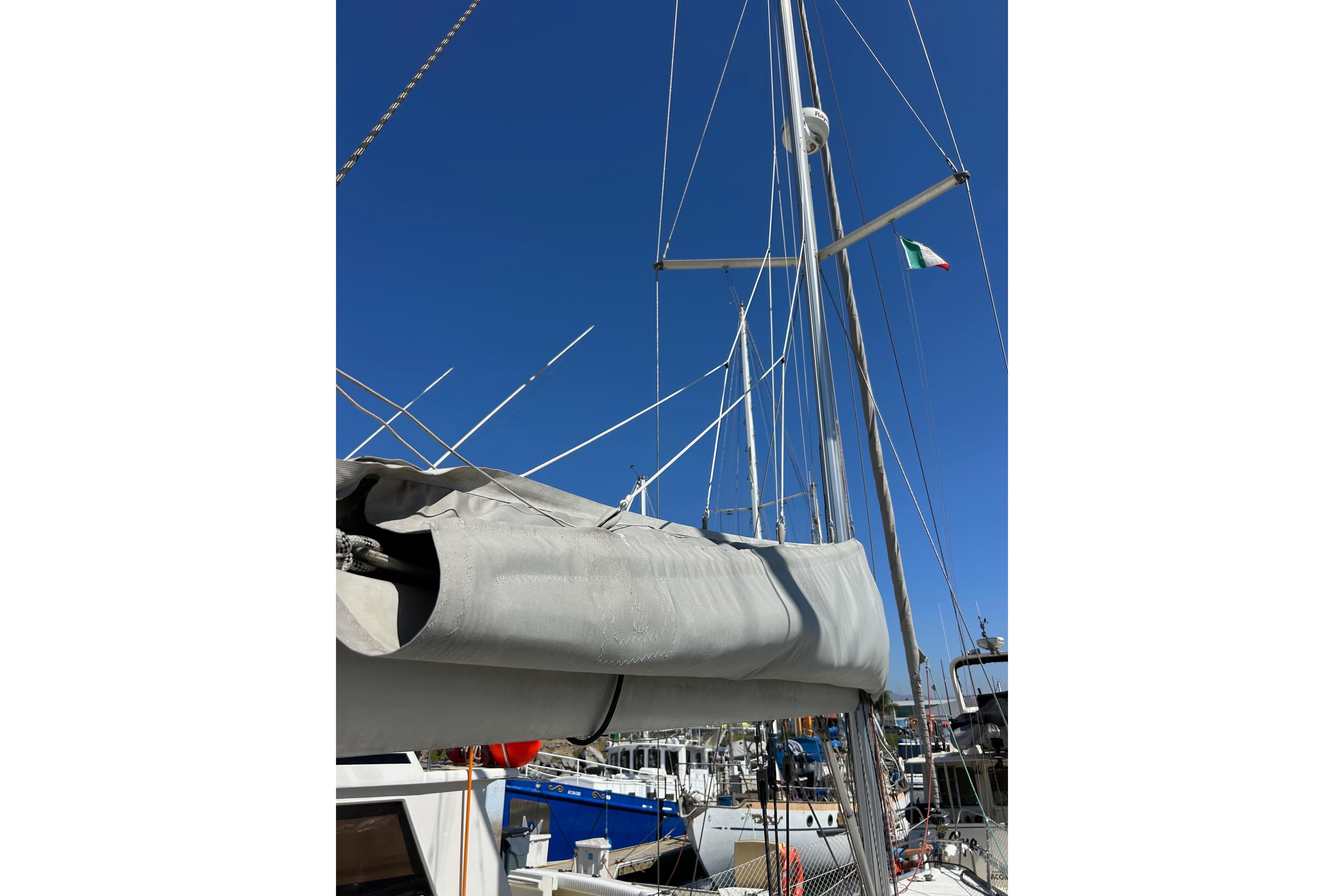 2008 Beneteau Oceanis 43 sailboat mast and rigging against clear blue sky.