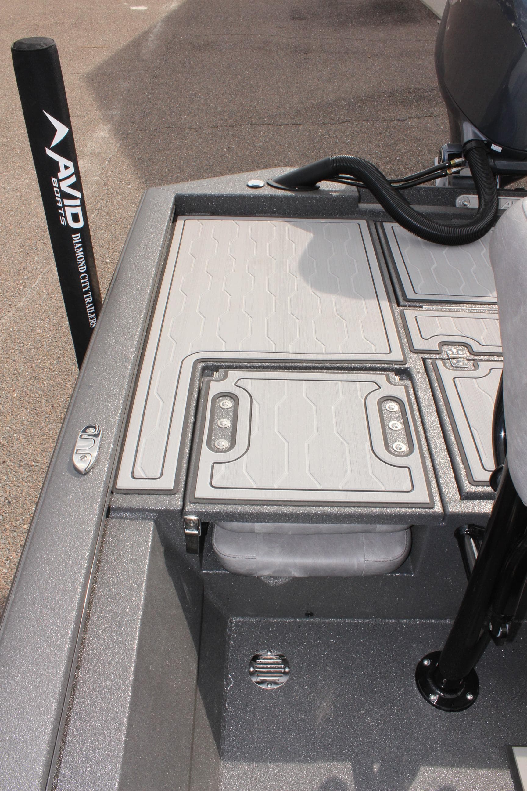 Avid 21 FSX 2025 boat deck with storage compartments and sleek design.
