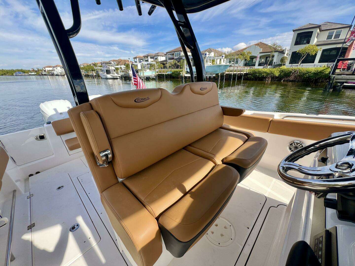 2025 Robalo R302 Center Console - Image 14