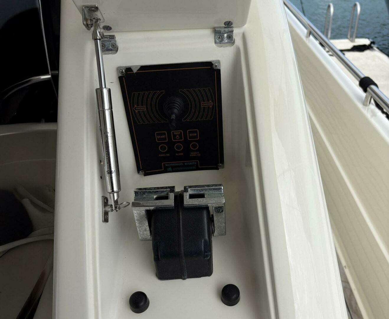 1999 Ferretti Yachts 80 RPH - Image 25