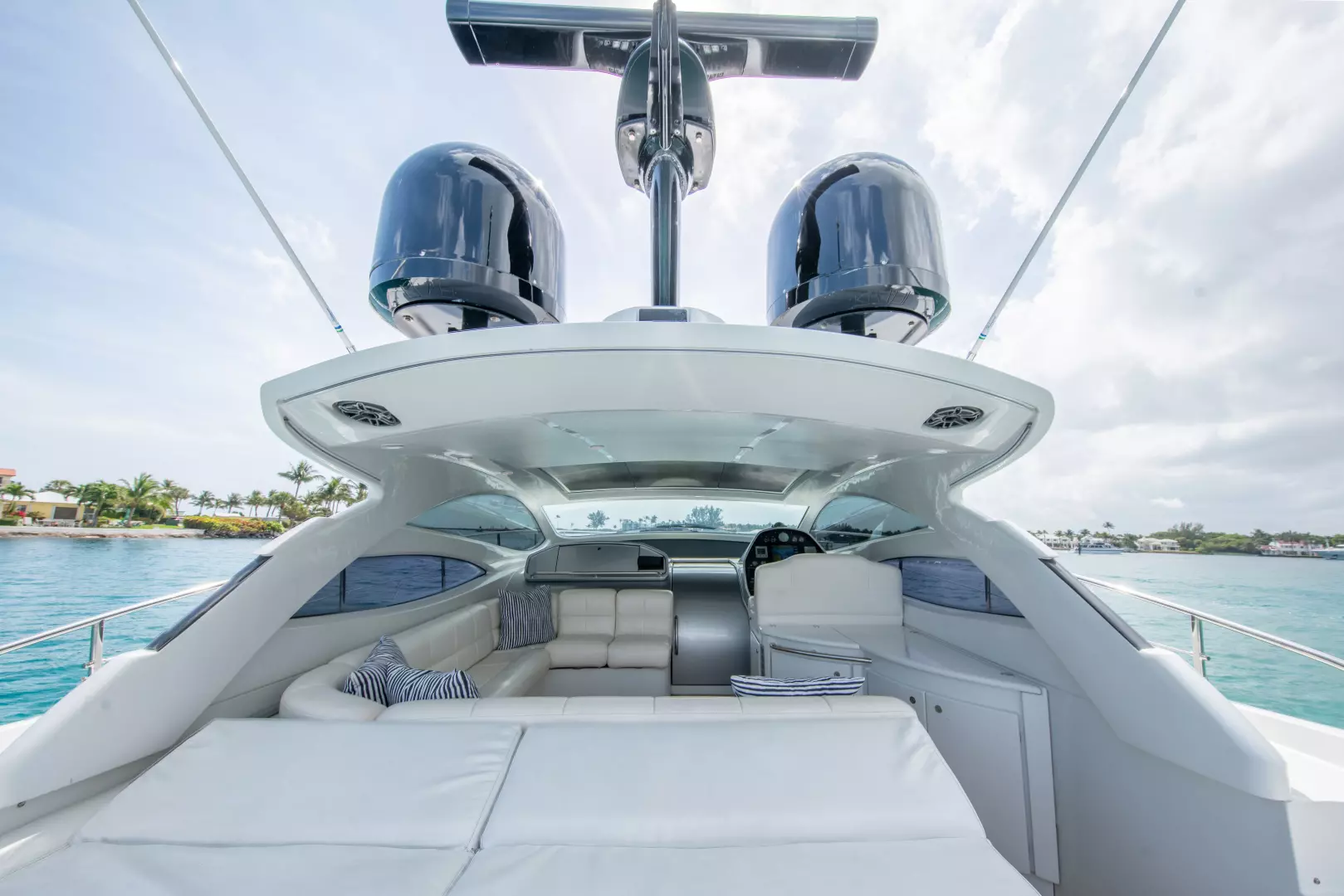 2004 Pershing Express - Image 14