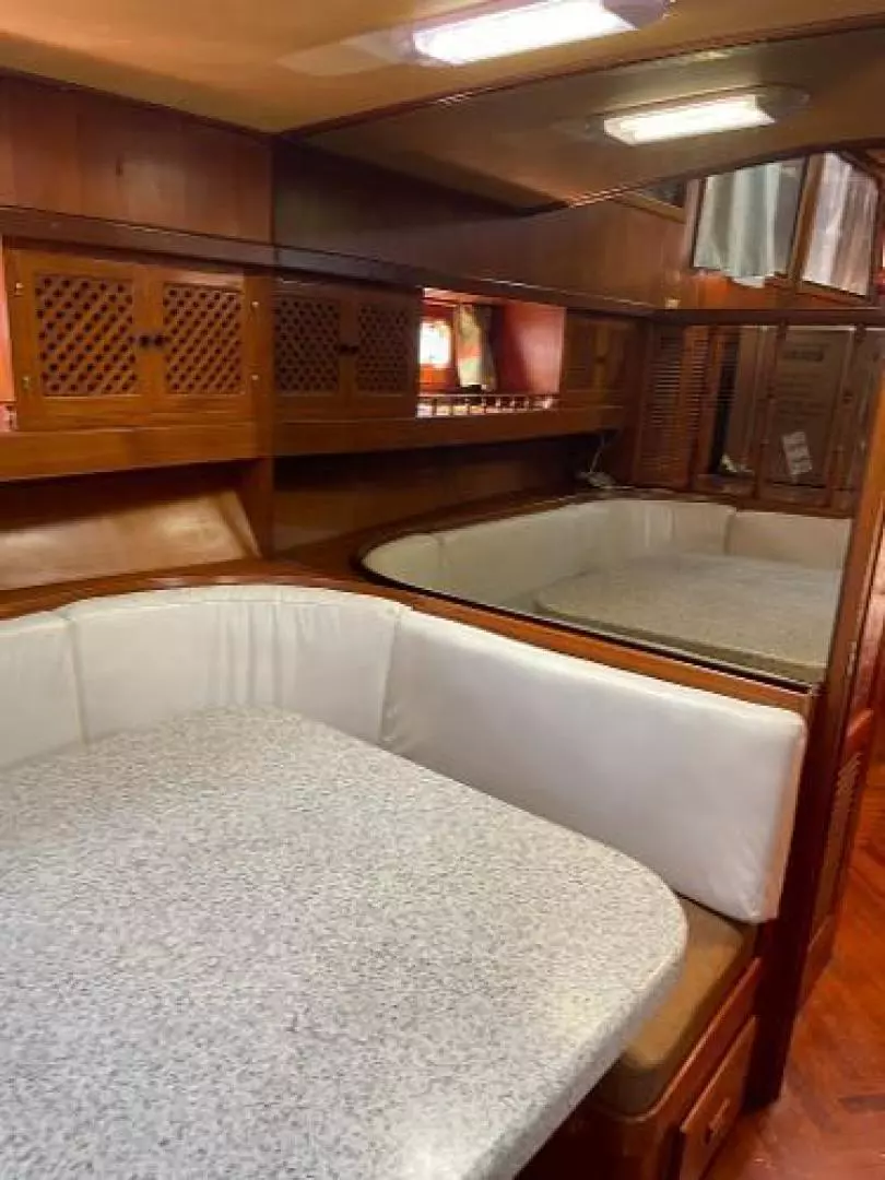 1989 Heritage East Sundeck Trawler - Image 13