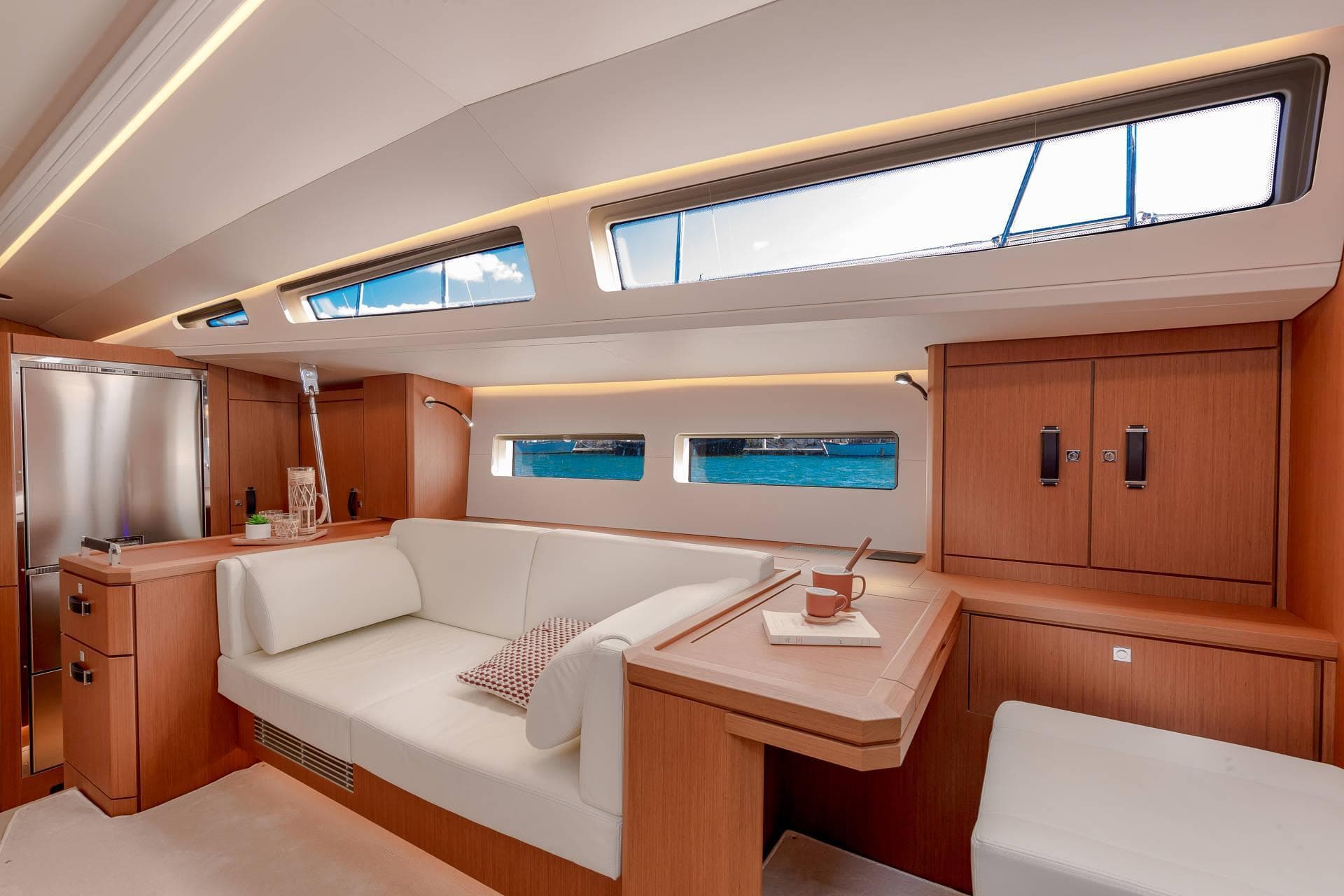 2022 Jeanneau Yachts 60 - Bench seat