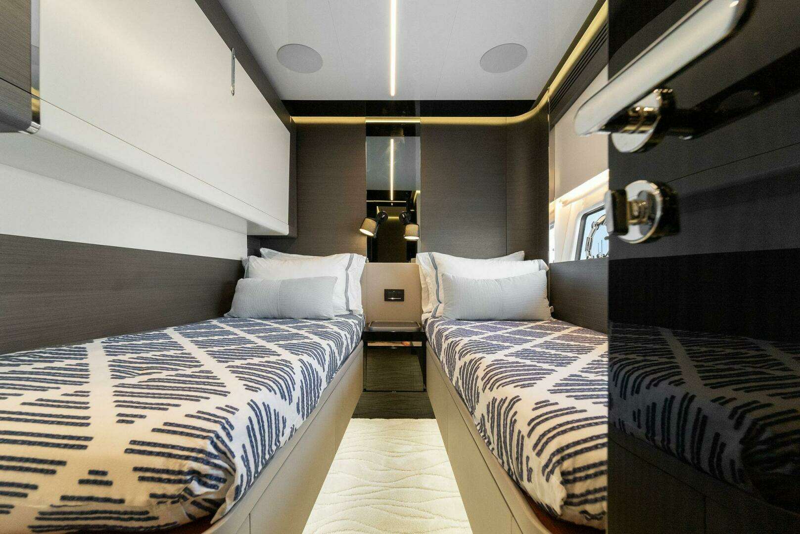 2022 Azimut S8 - Image 39