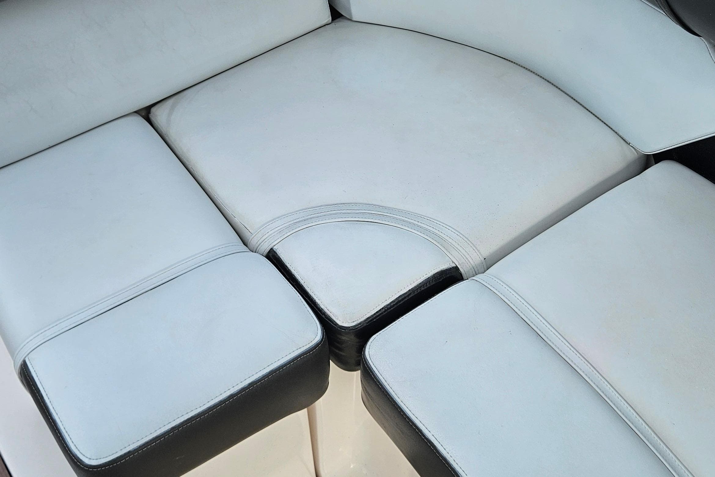 White cushioned seating on a 2010 Regal 2700 ES Bowrider boat.