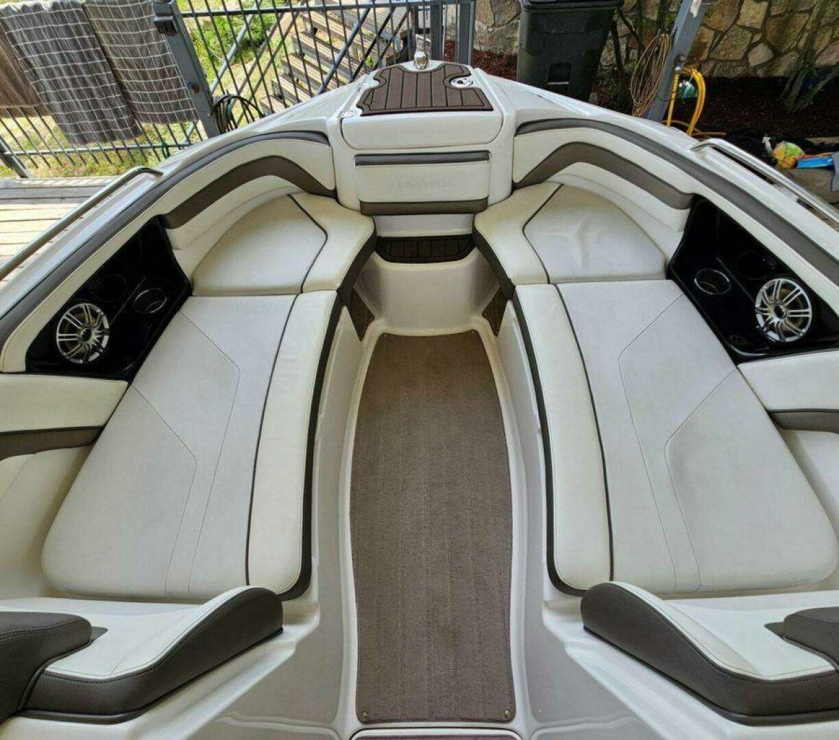 2016 Yamaha Boats 242 Limited E-Series - Image 9