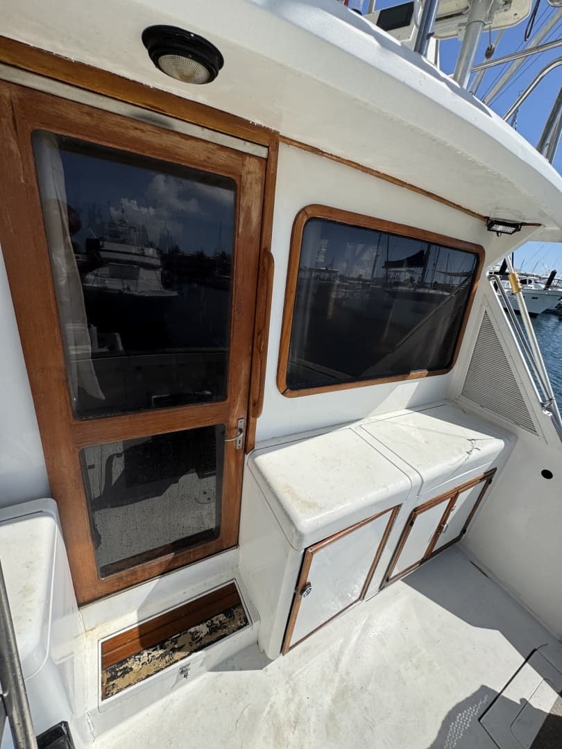 1989 Ricker 48 Convertible - Image 35