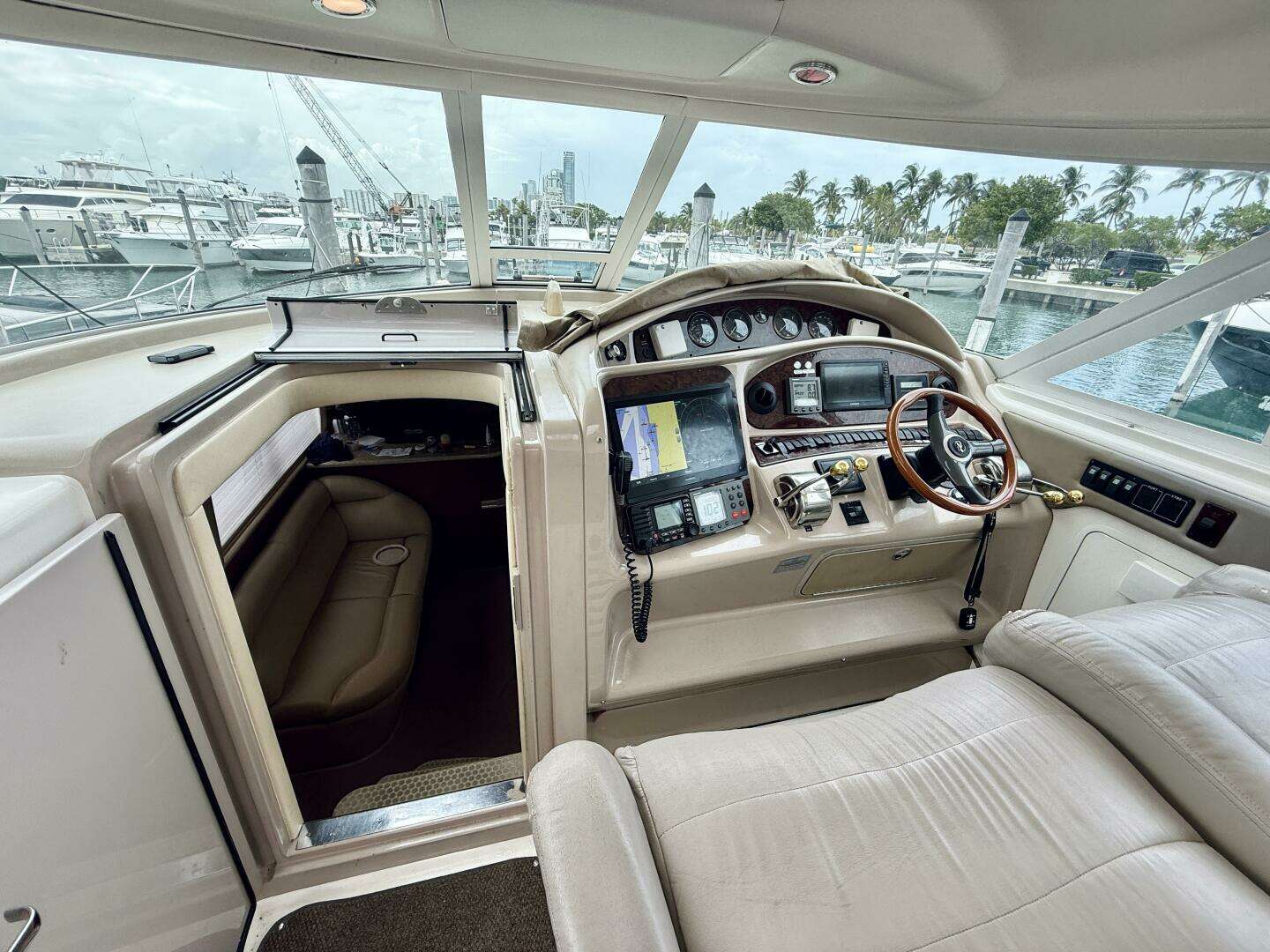 2003 Sea Ray 480 Motor Yacht - Image 23