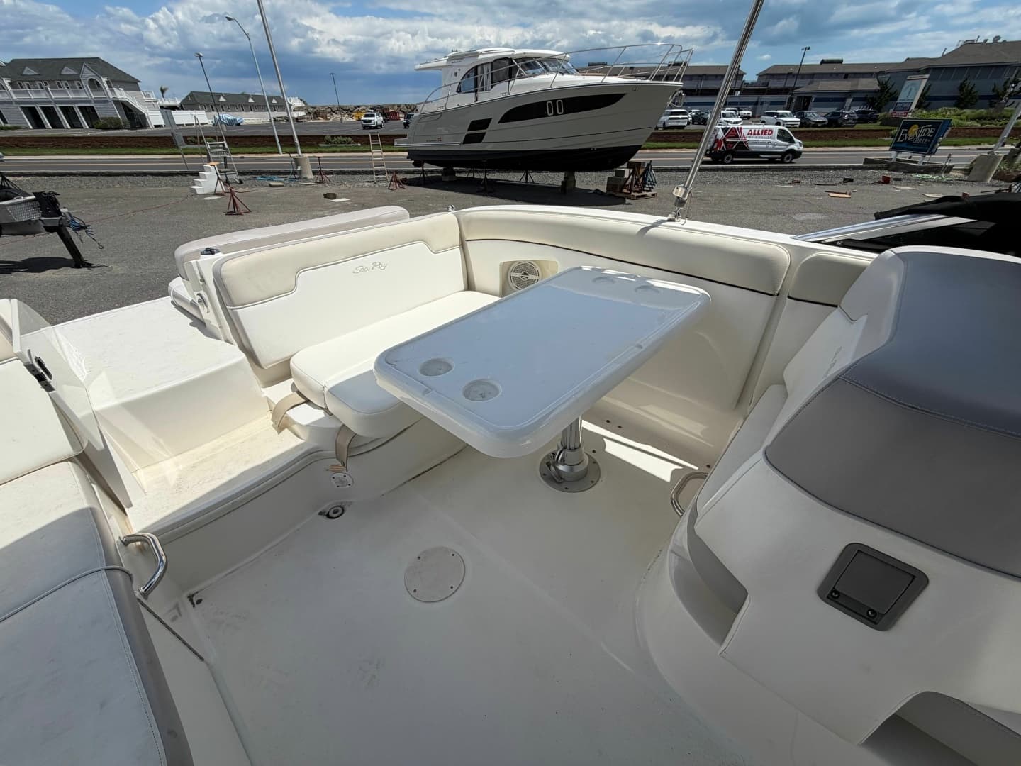 2013 Sea Ray 300 Sundeck - Image 6