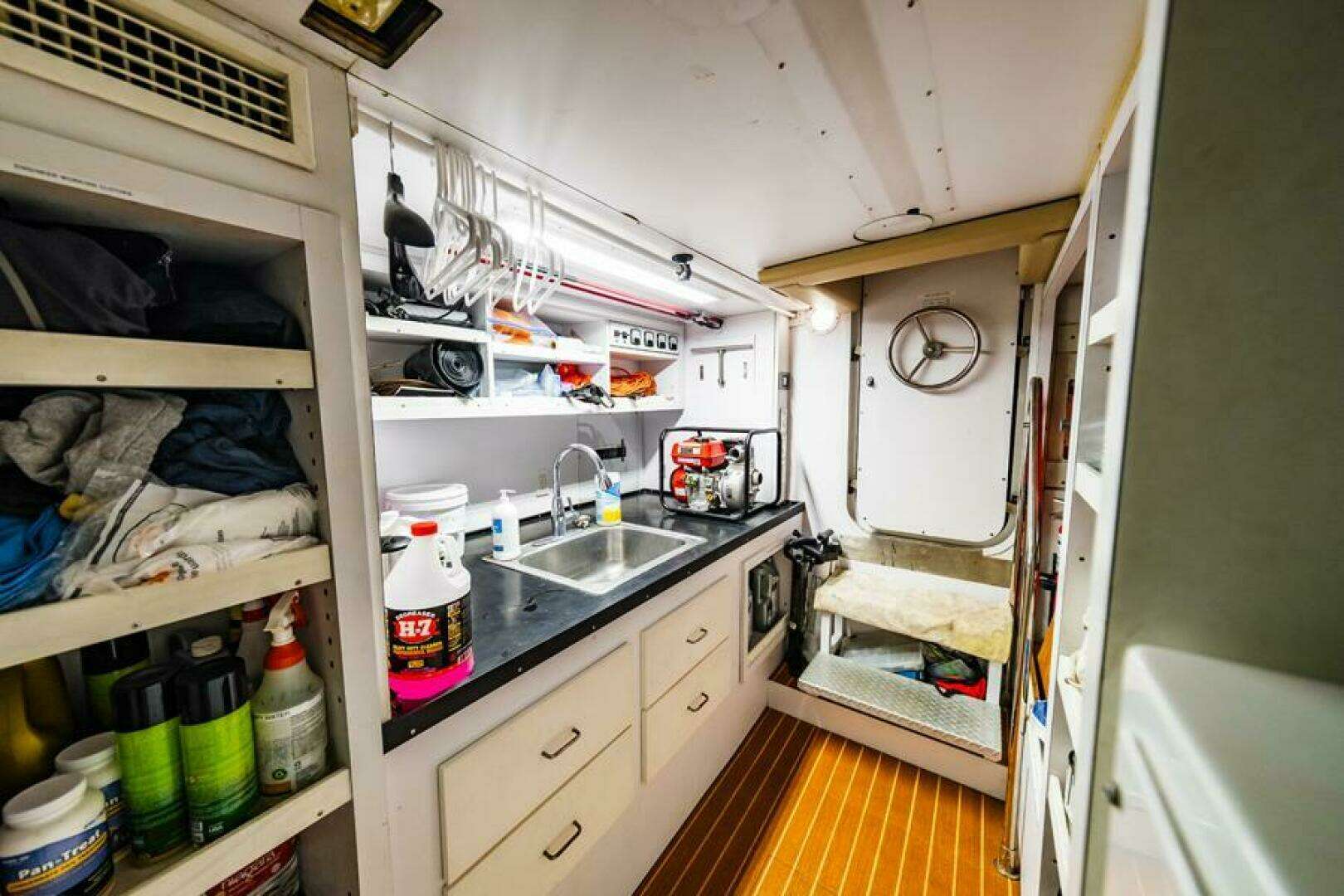 1995 Hatteras Flybridge Motor Yacht - Image 104