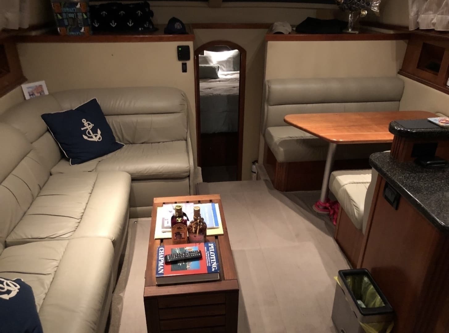2005 Cruisers Yachts 405 Motor Yacht - Image 13