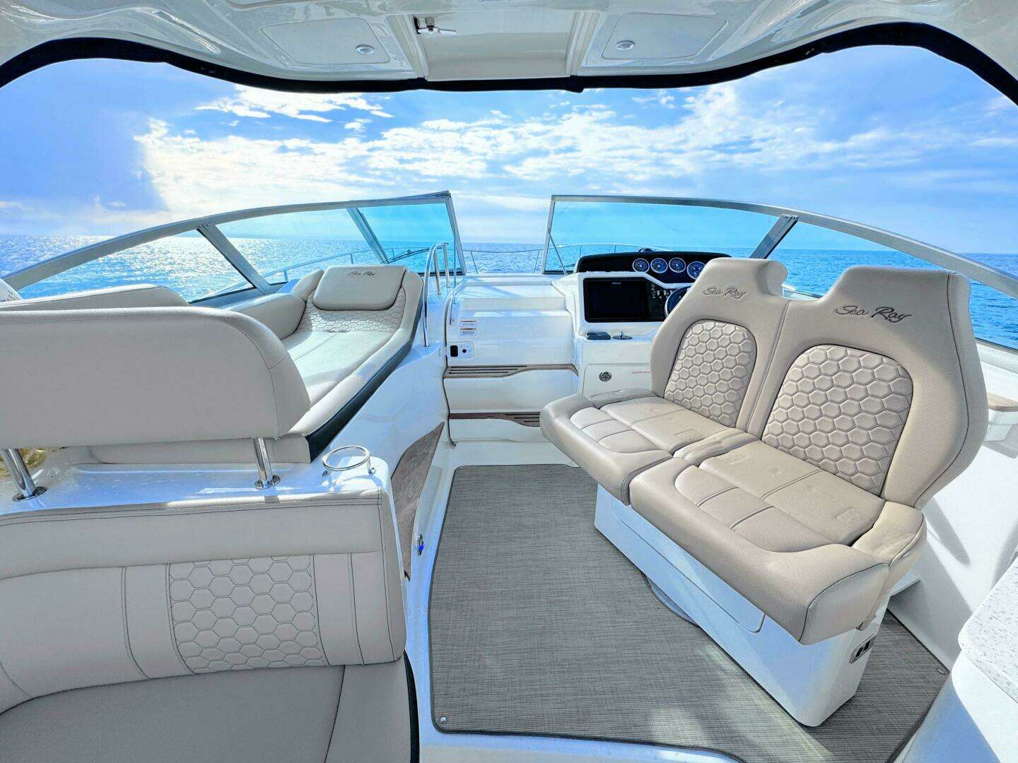 2019 Sea Ray 350 Sundancer - Image 14