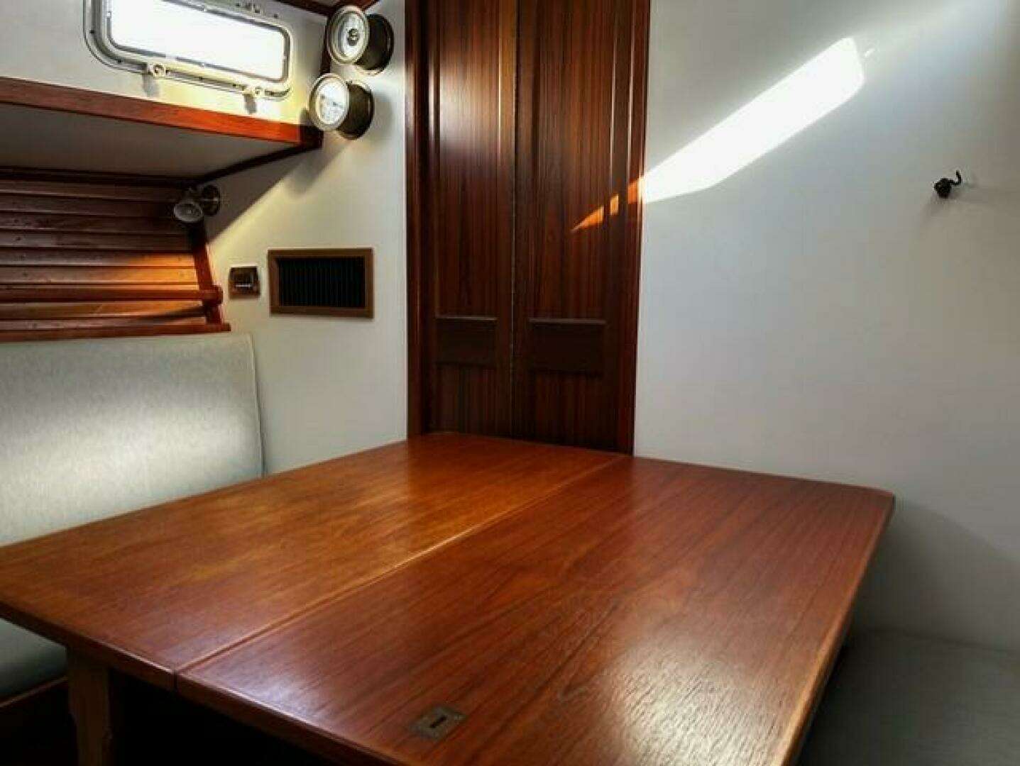 1986 Dickerson Tri-Cabin - Image 17