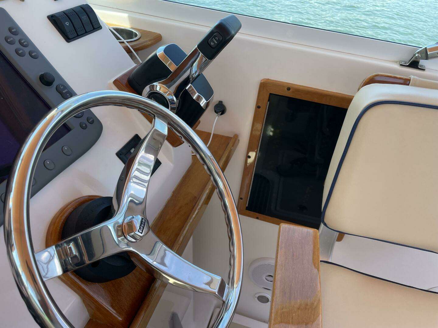 2004 Hunt Yachts Surfhunter - Image 2