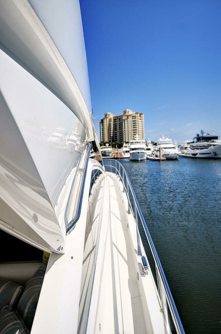 2017 Sunseeker 68 Sport Yacht - Image 5
