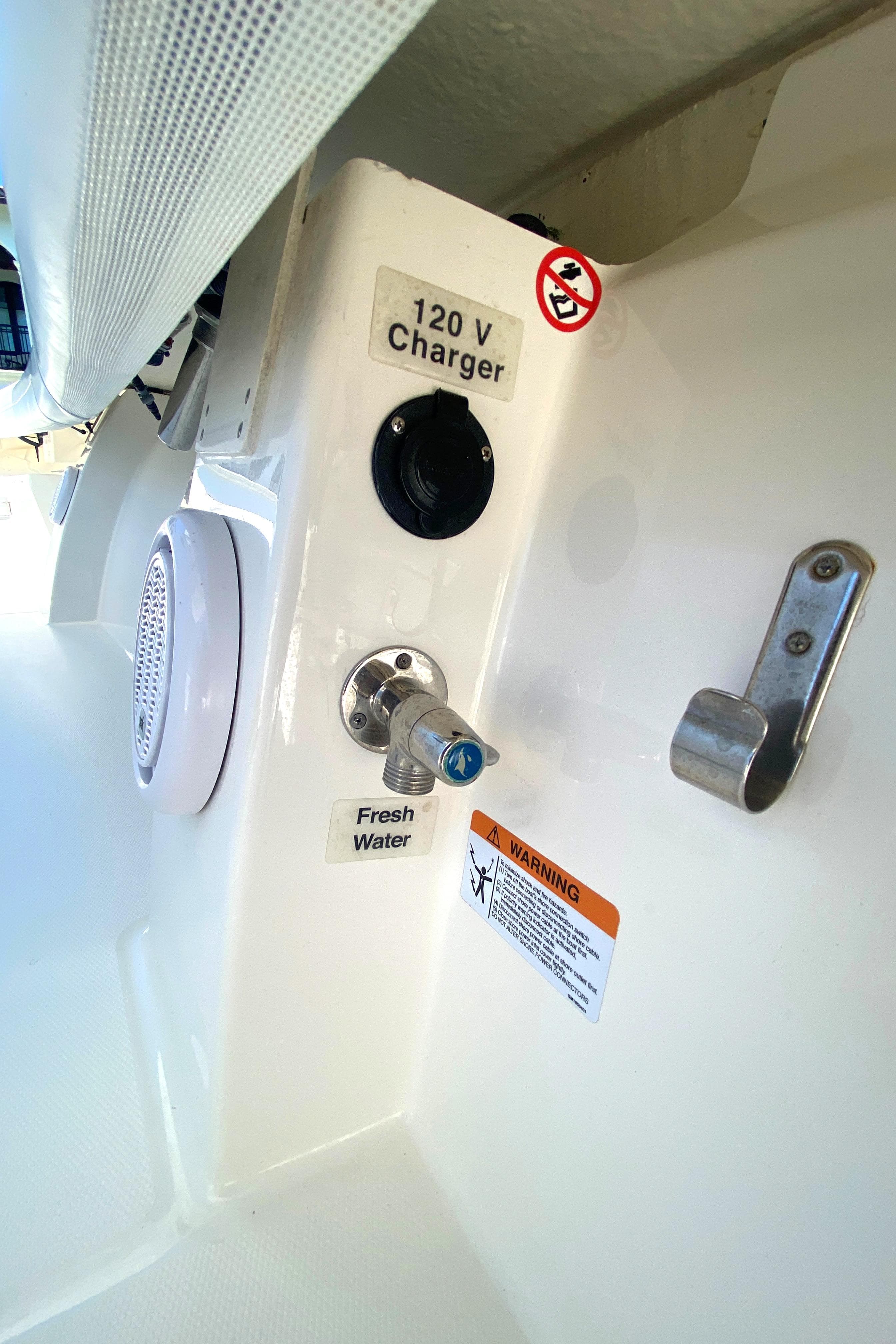 2020 Regulator 31 boat with 120V charger and fresh water outlet.