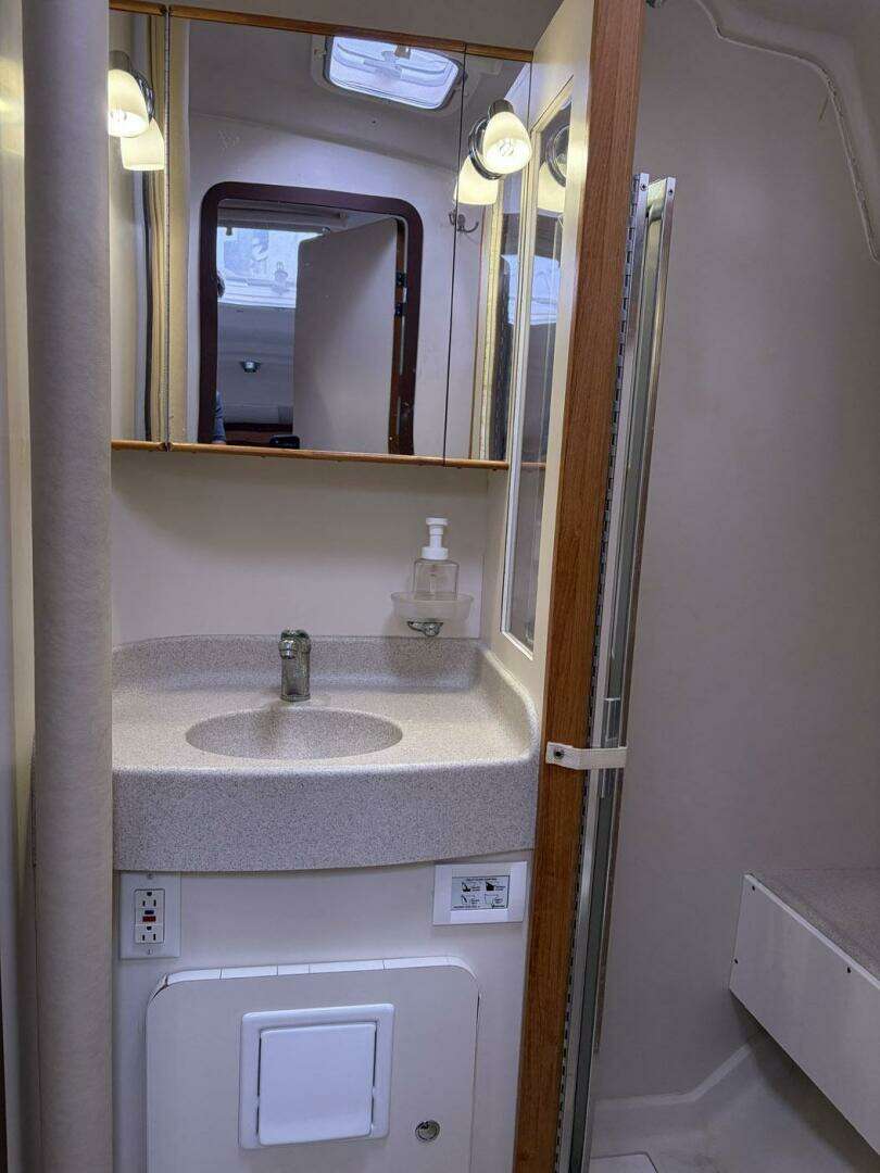 2004 Catalina 350 - Image 36