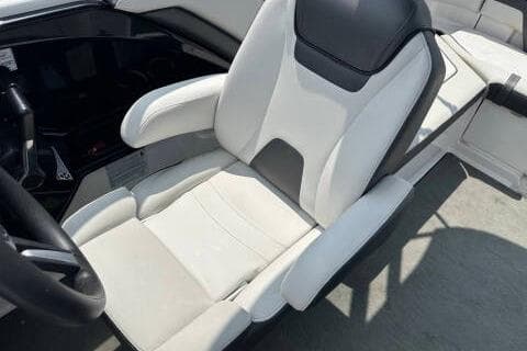 2017 Yamaha Boats AR240 captain's chair with sleek, ergonomic design and comfortable padding.