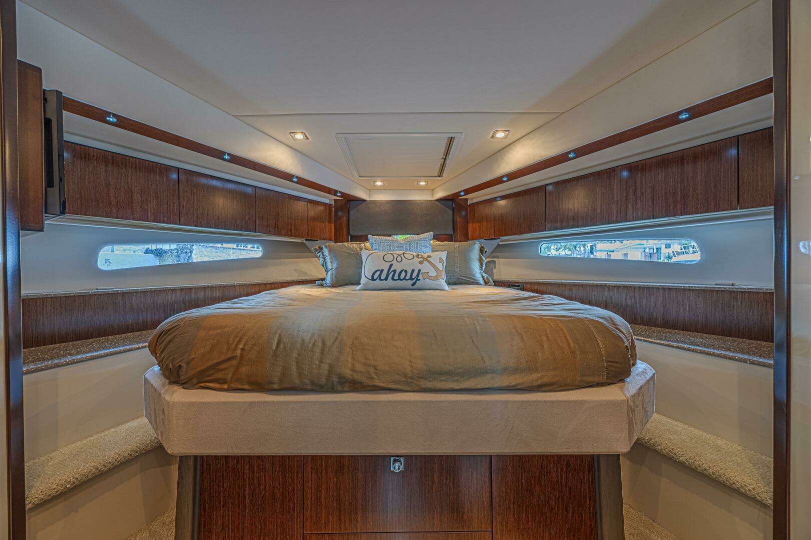 2012 Cruisers Yachts 48 Cantius - Image 38