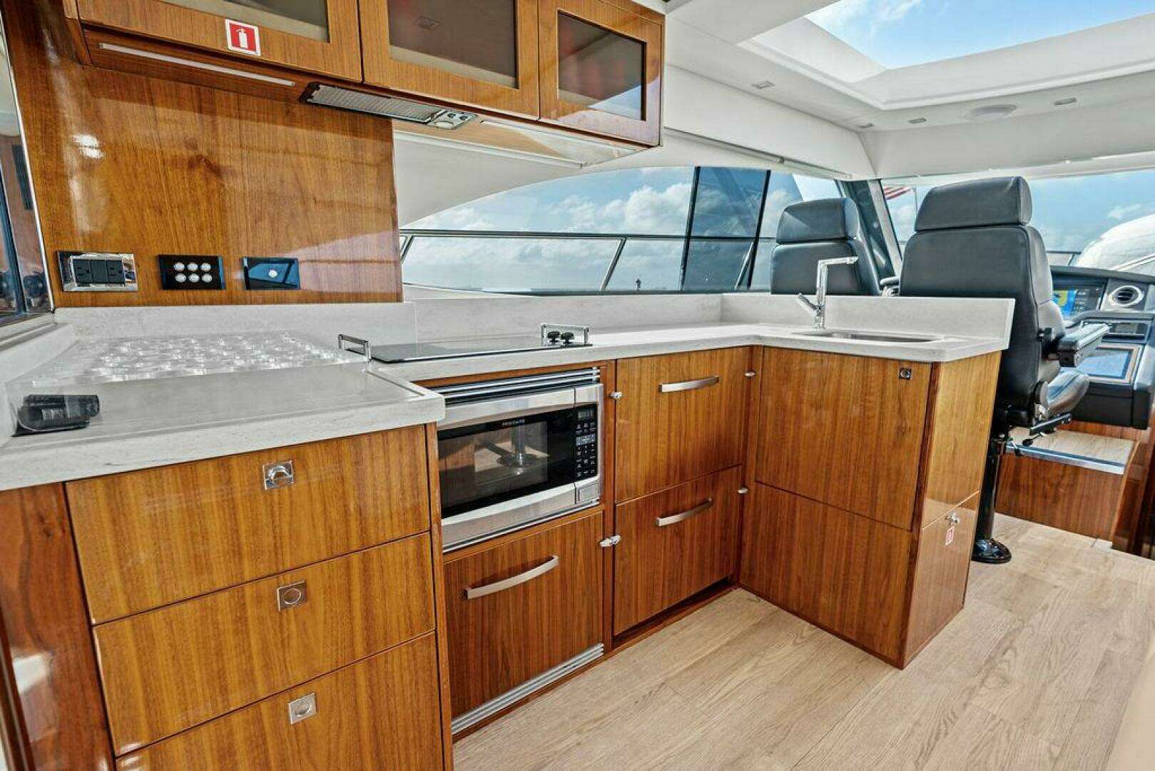 2018 Riviera 4800 Sport Yacht - Image 16