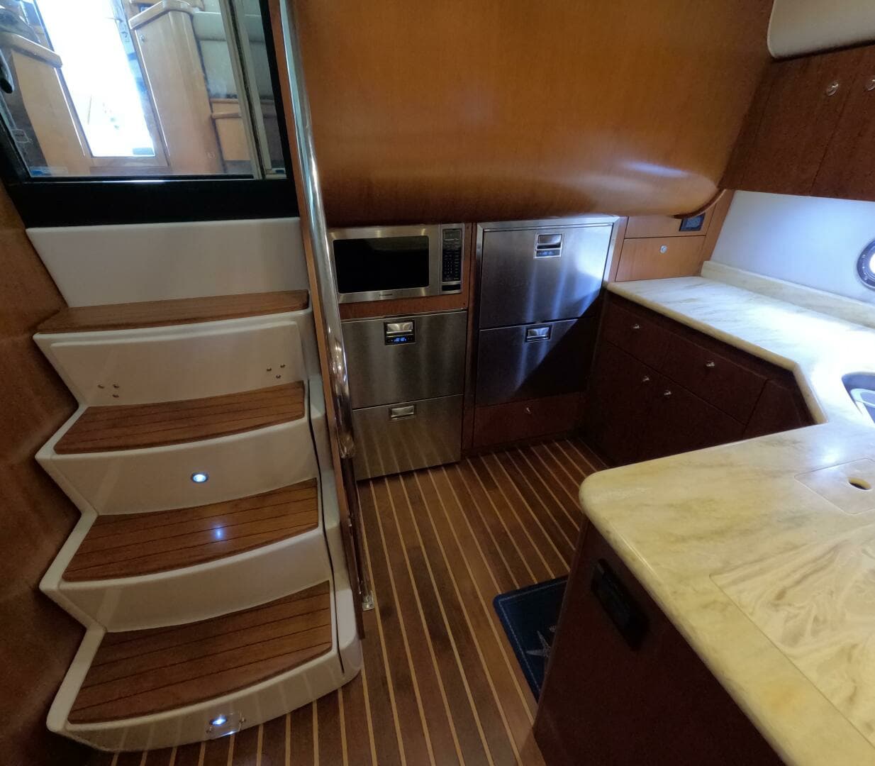 2004 Tiara Sport 5200 Sovran Salon - Image 9