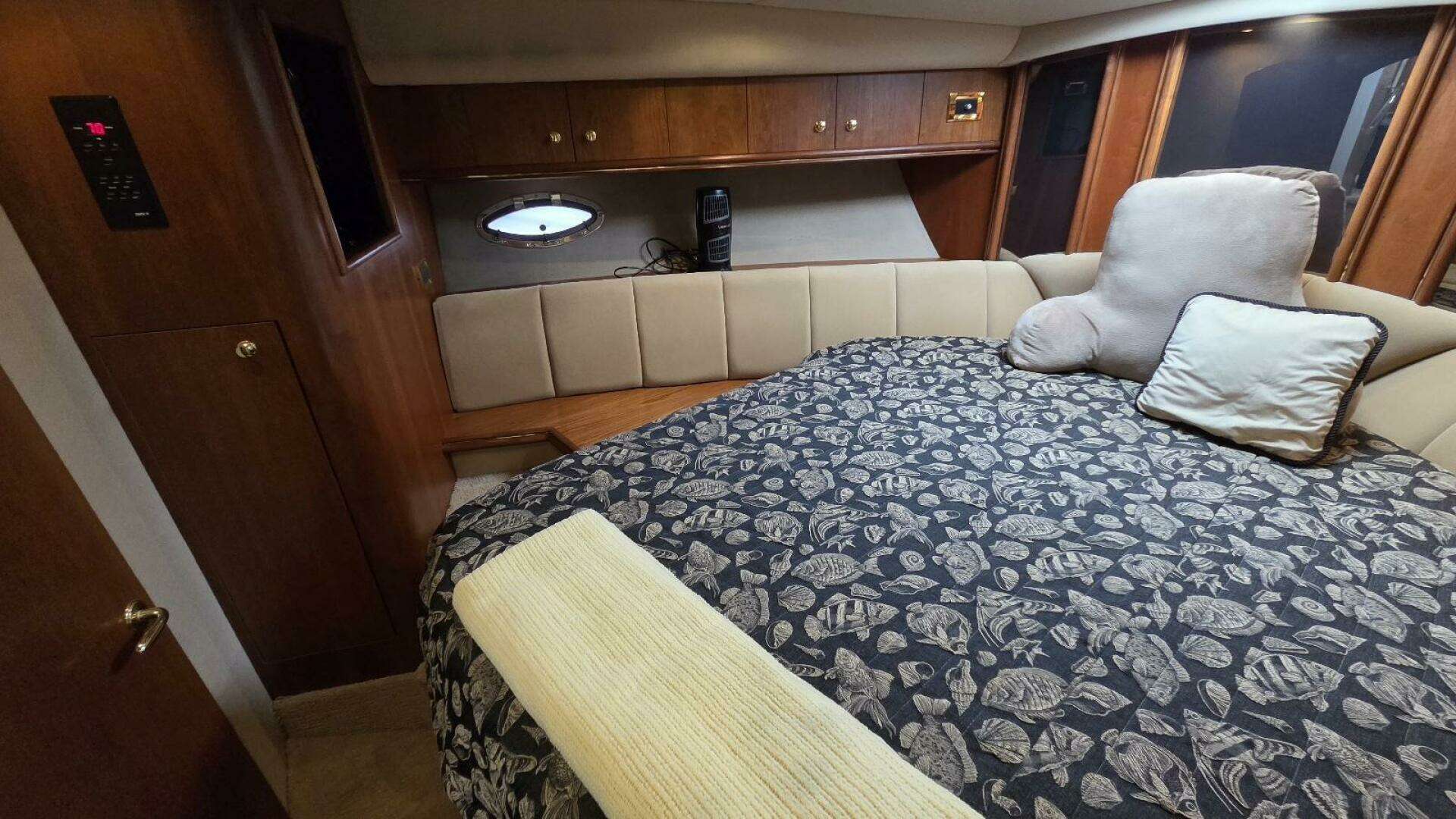 2000 Cruisers Yachts 4450 Express Motor Yacht - Image 50