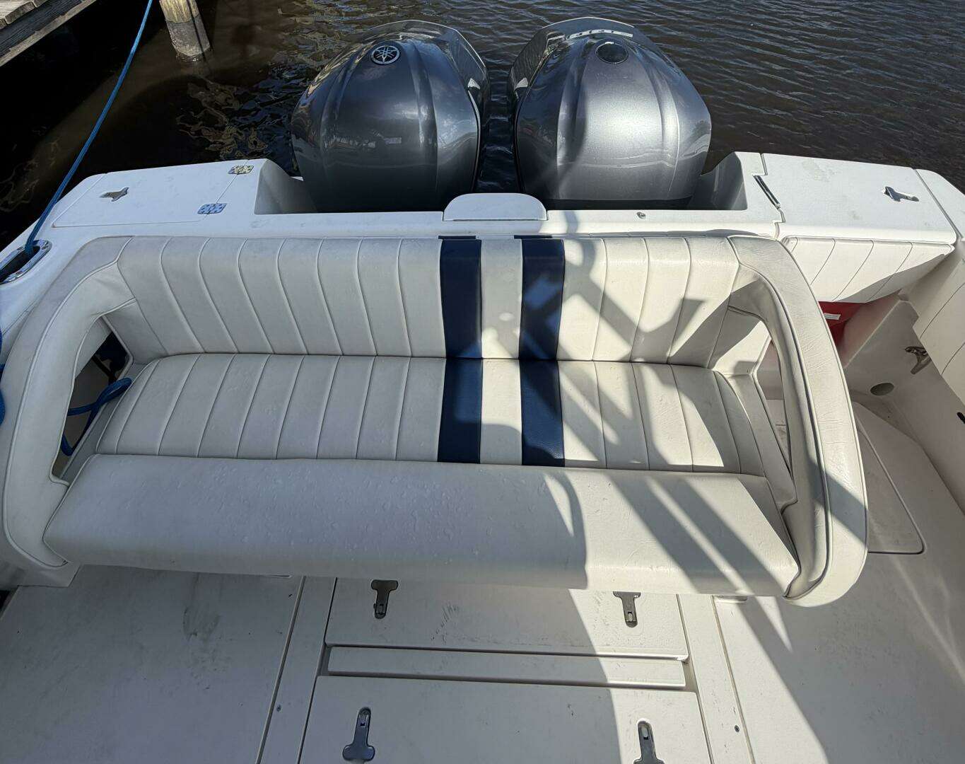 2003 Intrepid 310 - Image 5