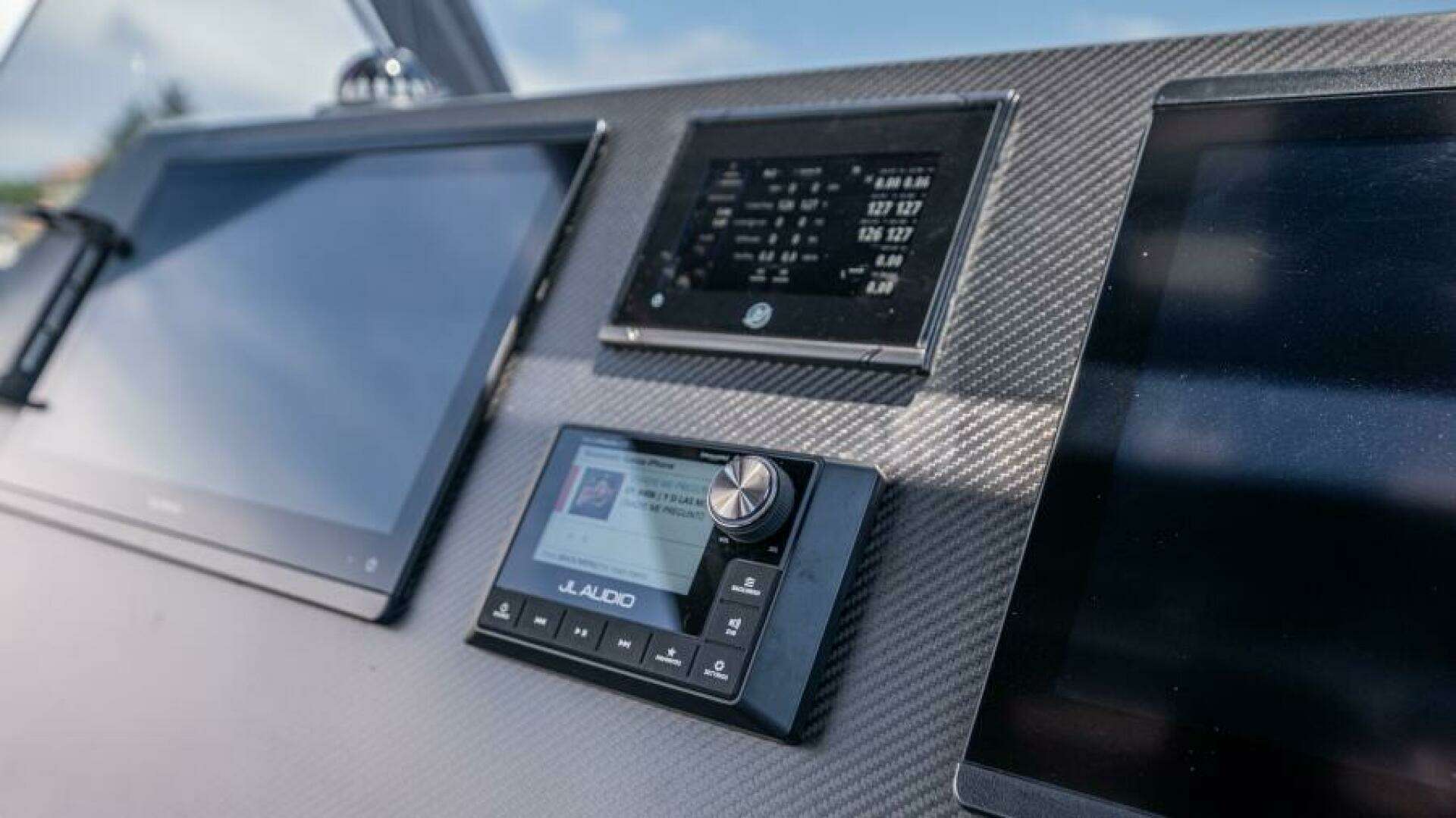 2025 Skipper 38 Sunbed - Image 32