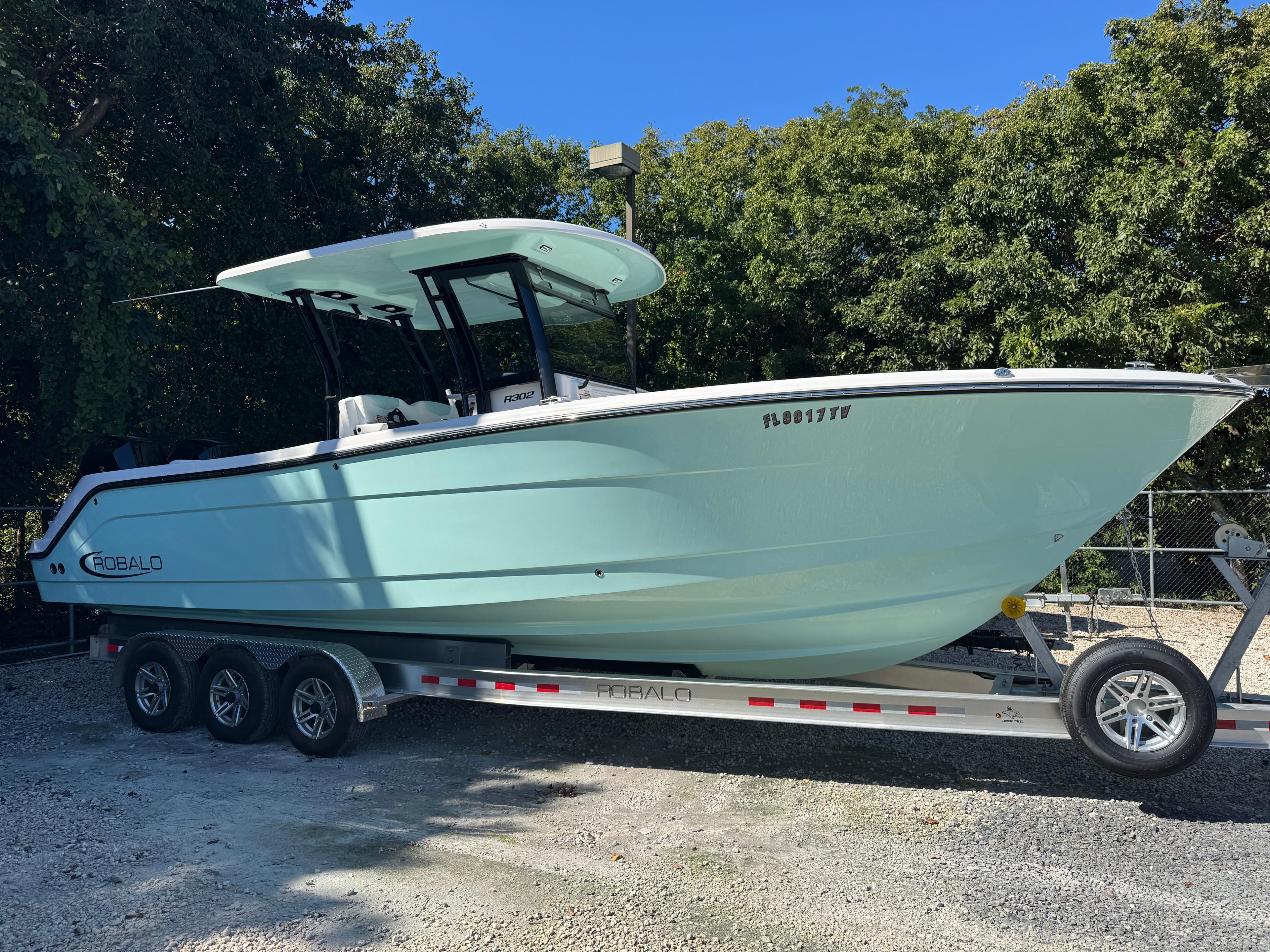 2024 Robalo R302 Center Console