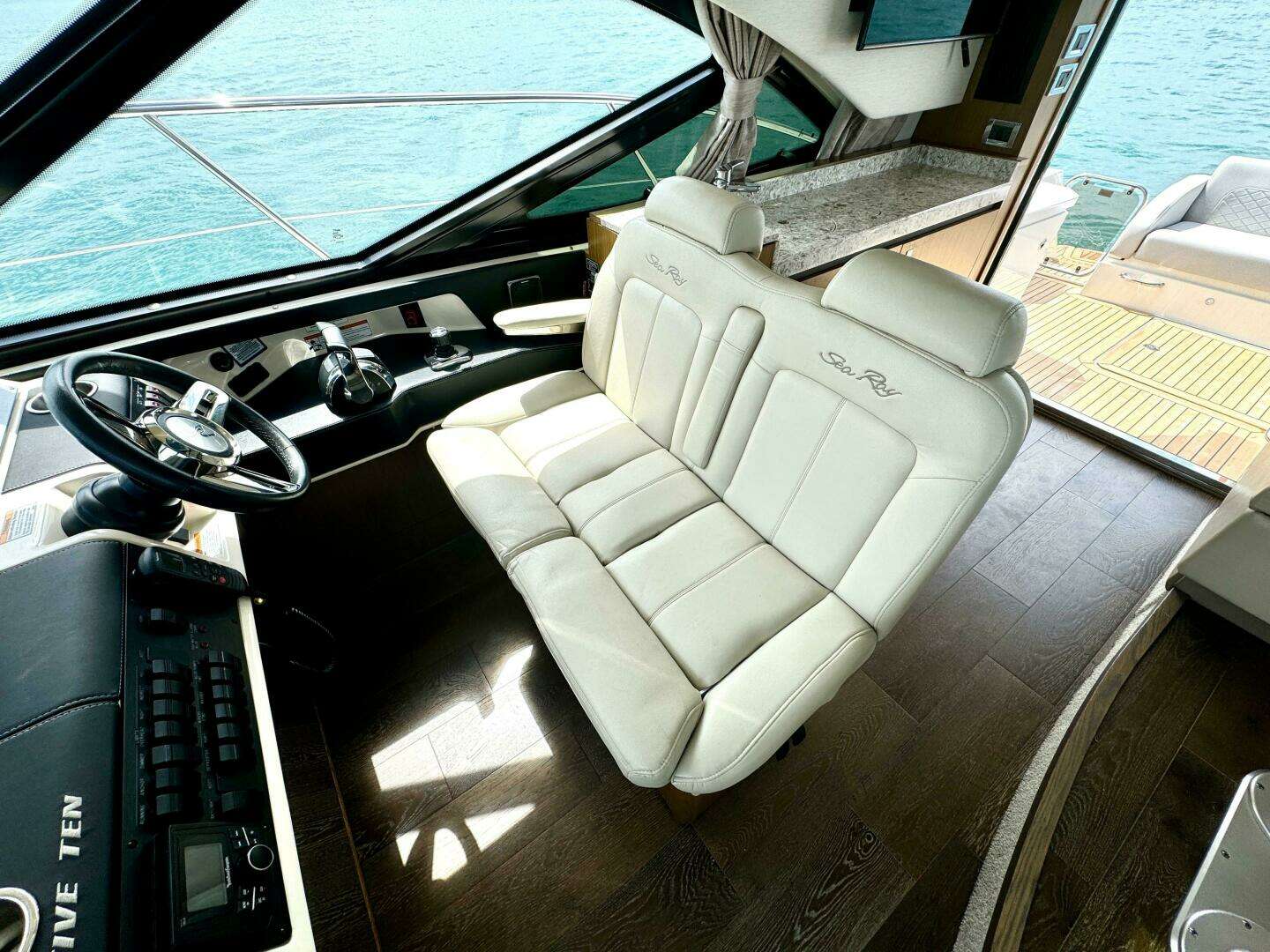 2017 Sea Ray 510 Sundancer - Image 9