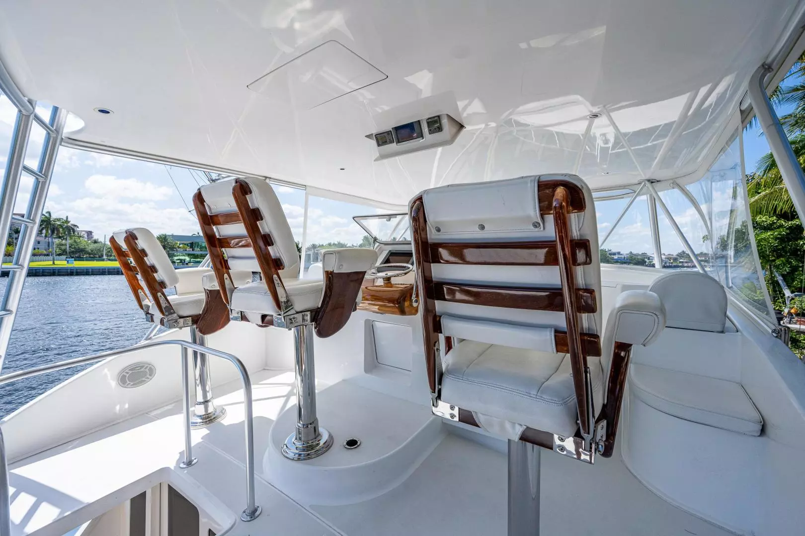 2005 Viking 74 Convertible - Image 33