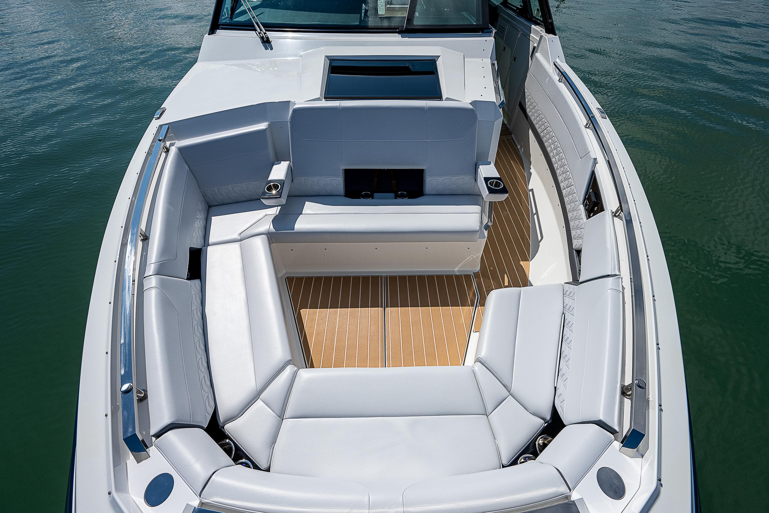 2022 Formula 500 Super Sport Crossover boat with spacious seating and sleek design.