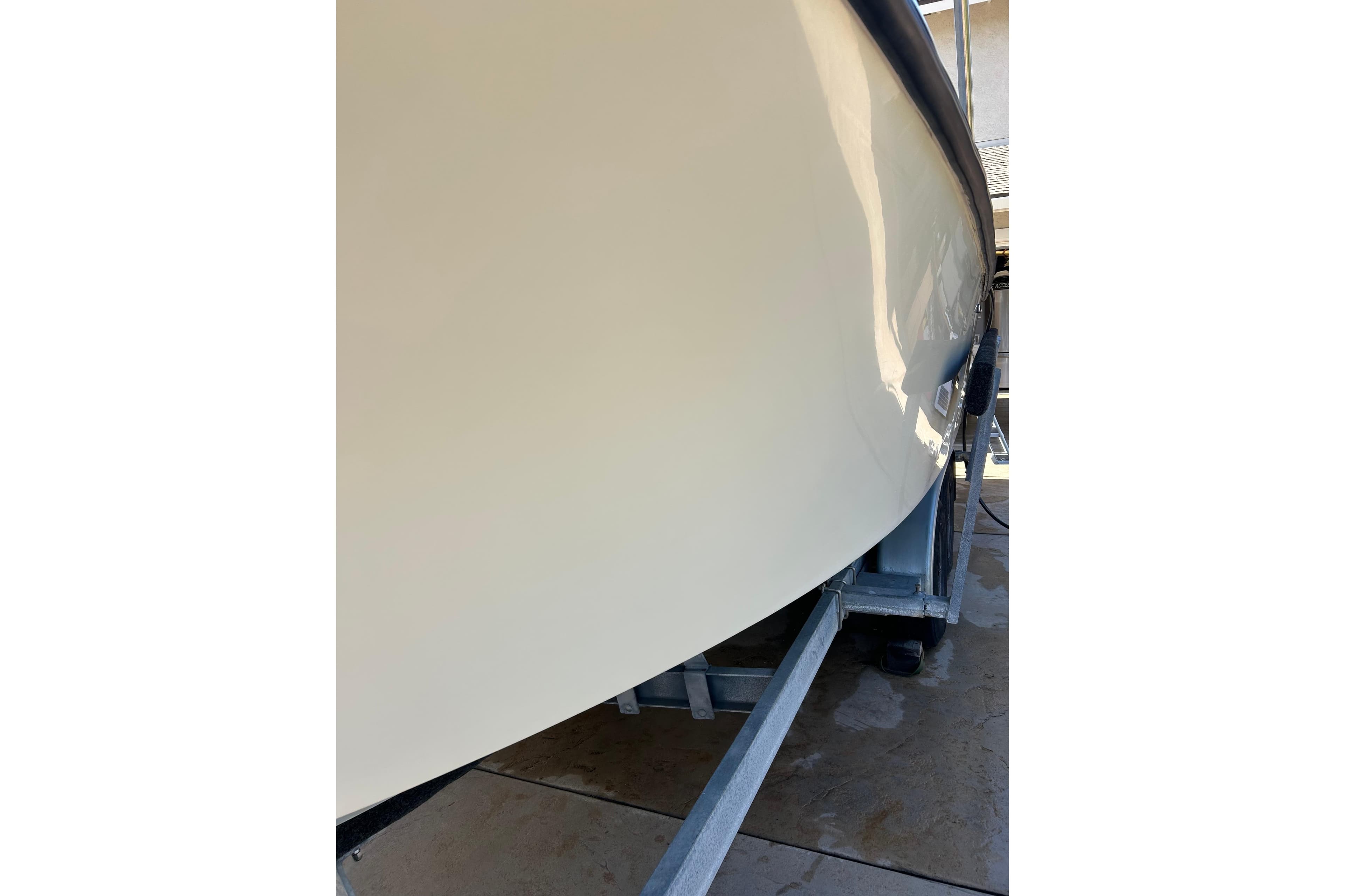 Side view of a 2000 Parker 2520 XLD Sport Cabin boat on a trailer.