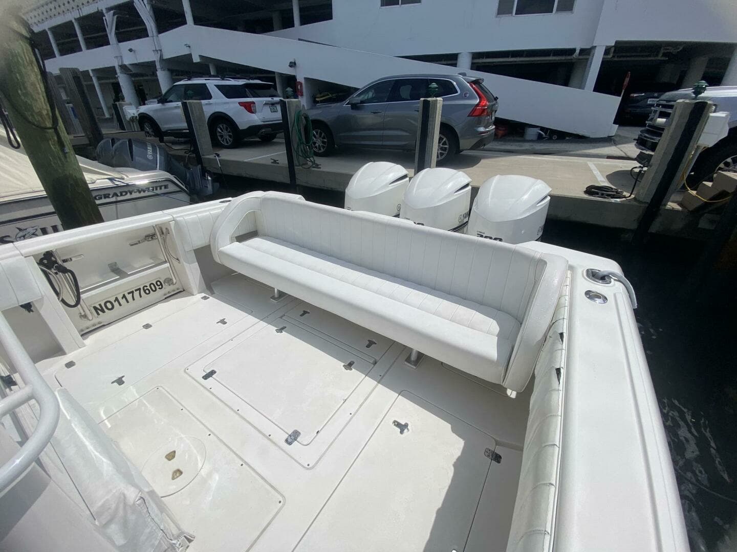 2006 Intrepid 370 - Image 13