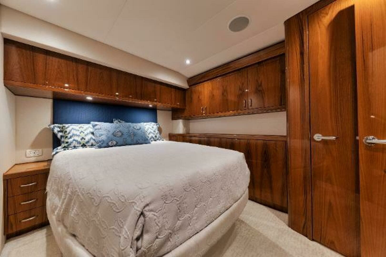 2018 Hatteras GT54 - Image 21