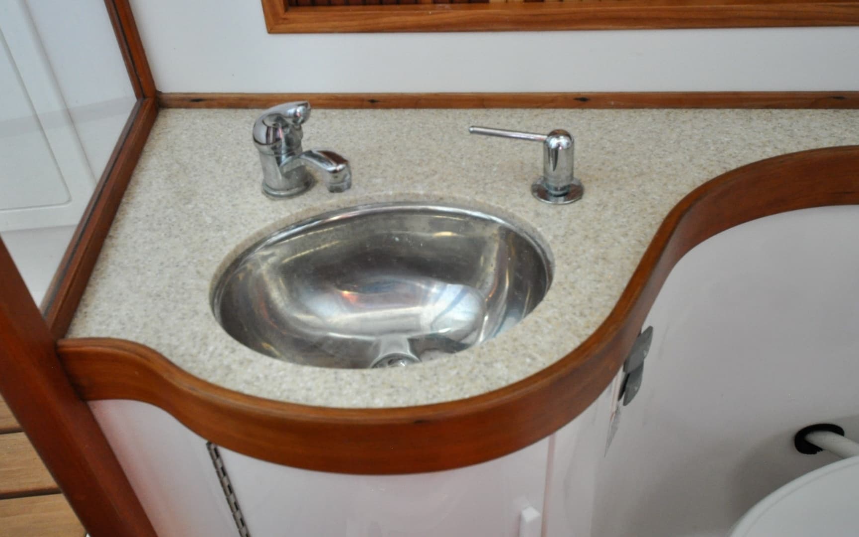 2004 Sabre 426 - Image 79