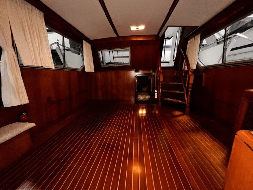 1989 Hi-Star 48 Sundeck yacht interior with wooden flooring.