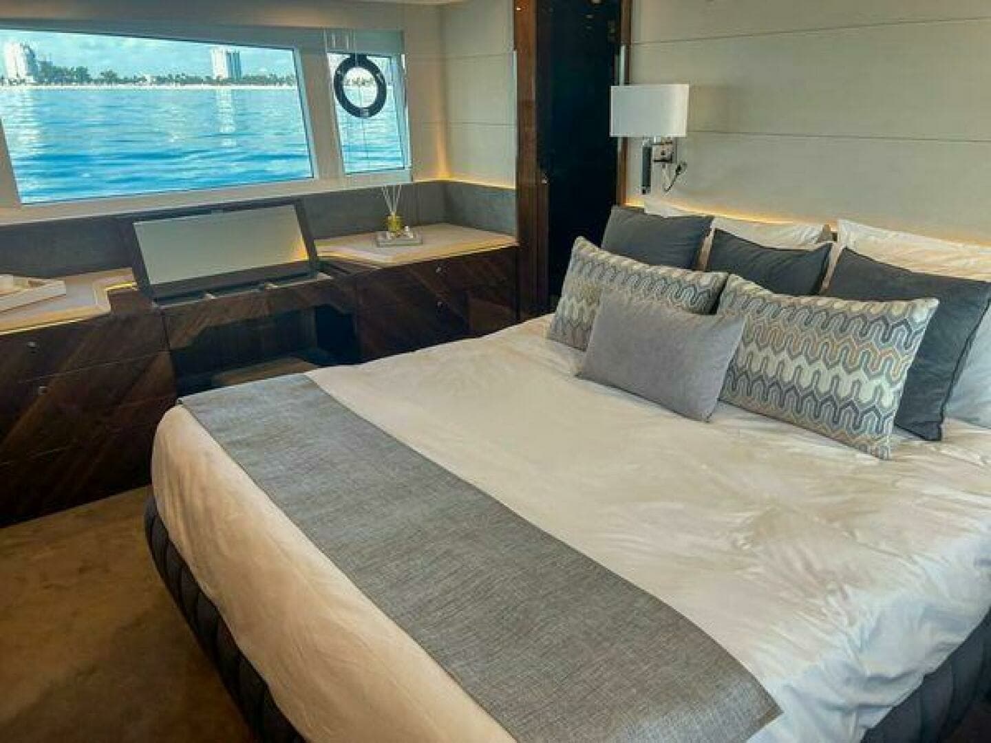 2024 Fairline 68 Squadron - Image 11
