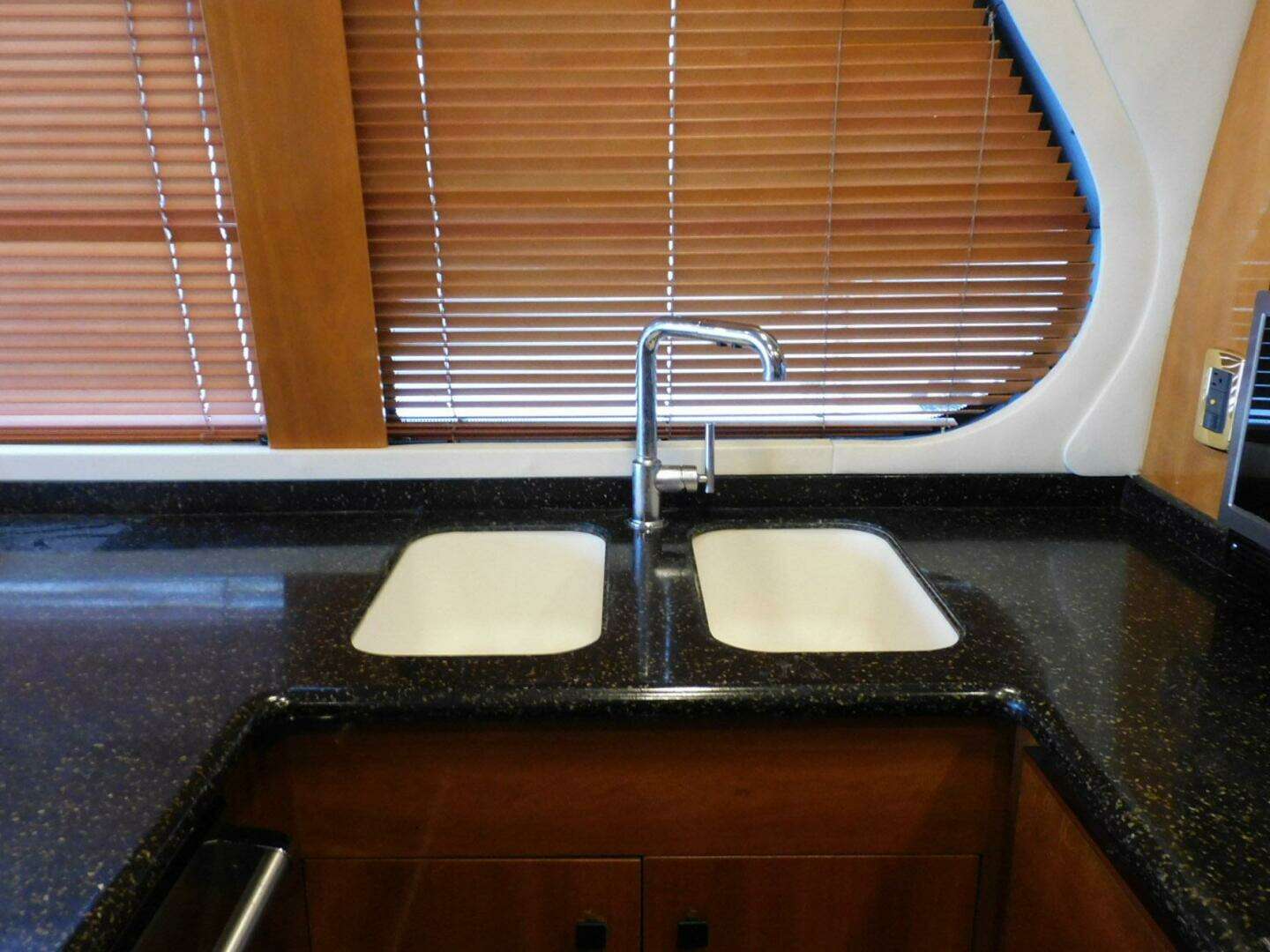 2002 Carver 570 Voyager Pilothouse - Image 17
