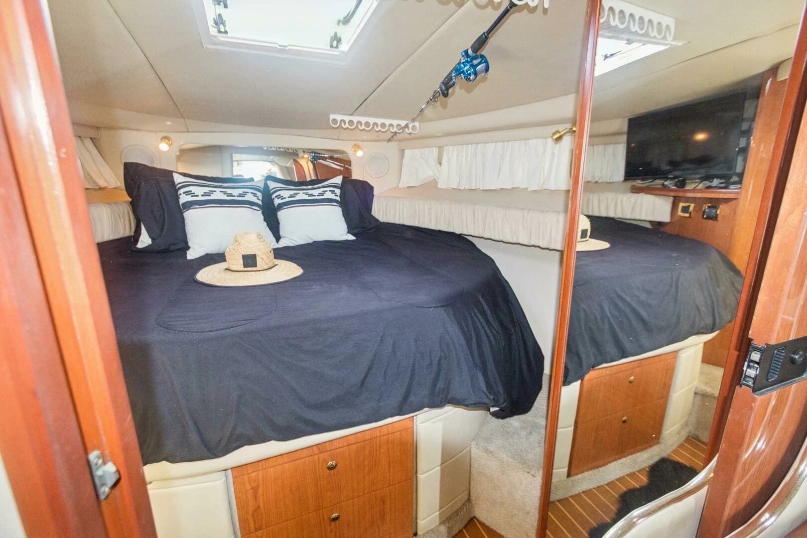 2000 Sea Ray 370 Express Cruiser - Image 4