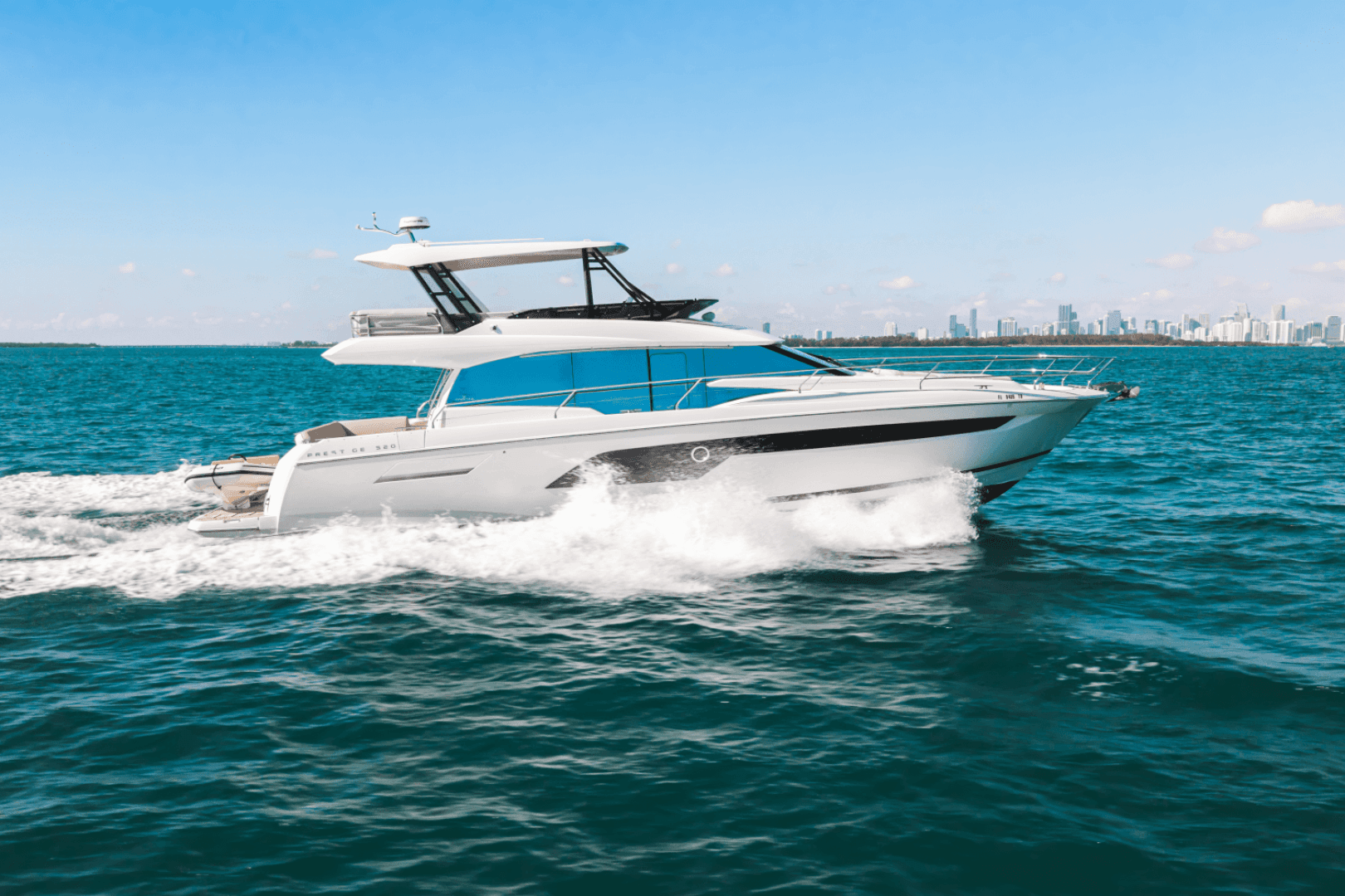 2020 Prestige 520 FLYBRIDGE - Image 2