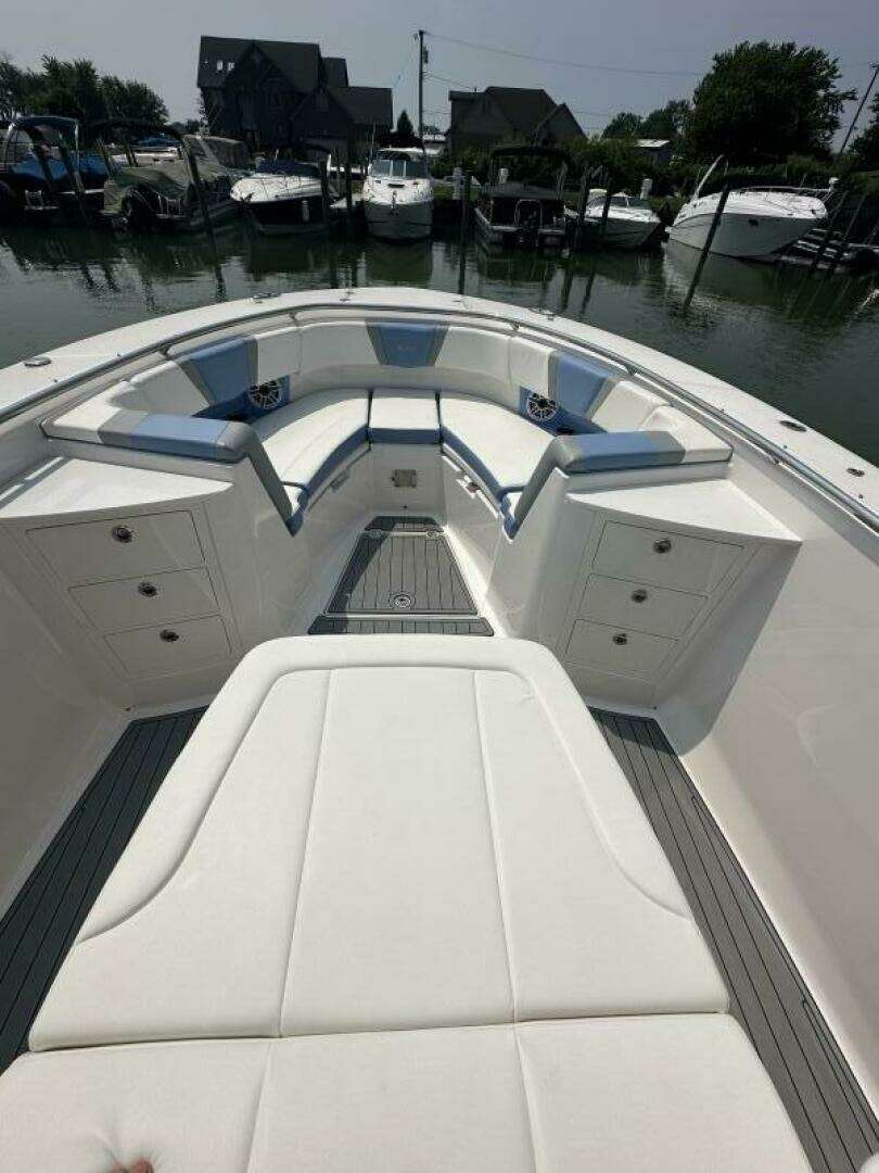 2023 Robalo R360 - Image 7