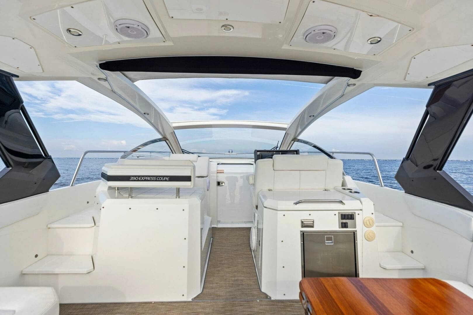 2015 Cruisers Yachts 390 Express Coupe - Image 15