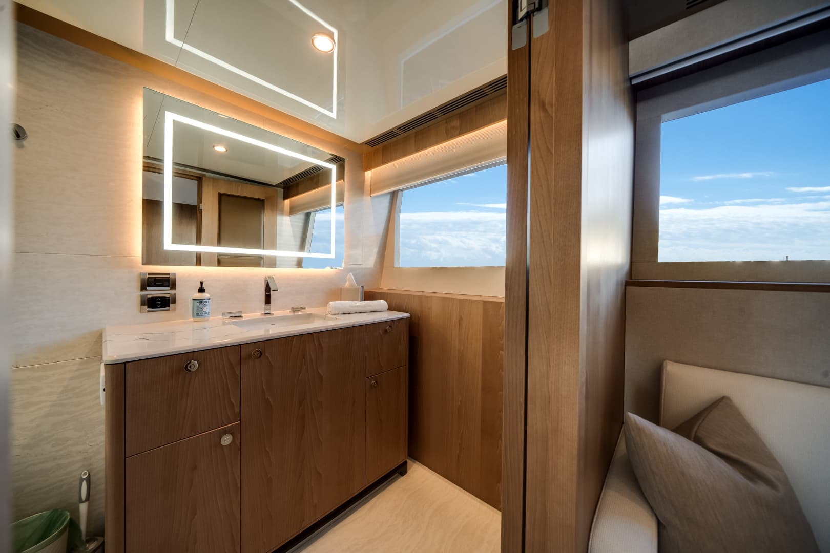 2025 Ocean Alexander 28L - Image 35