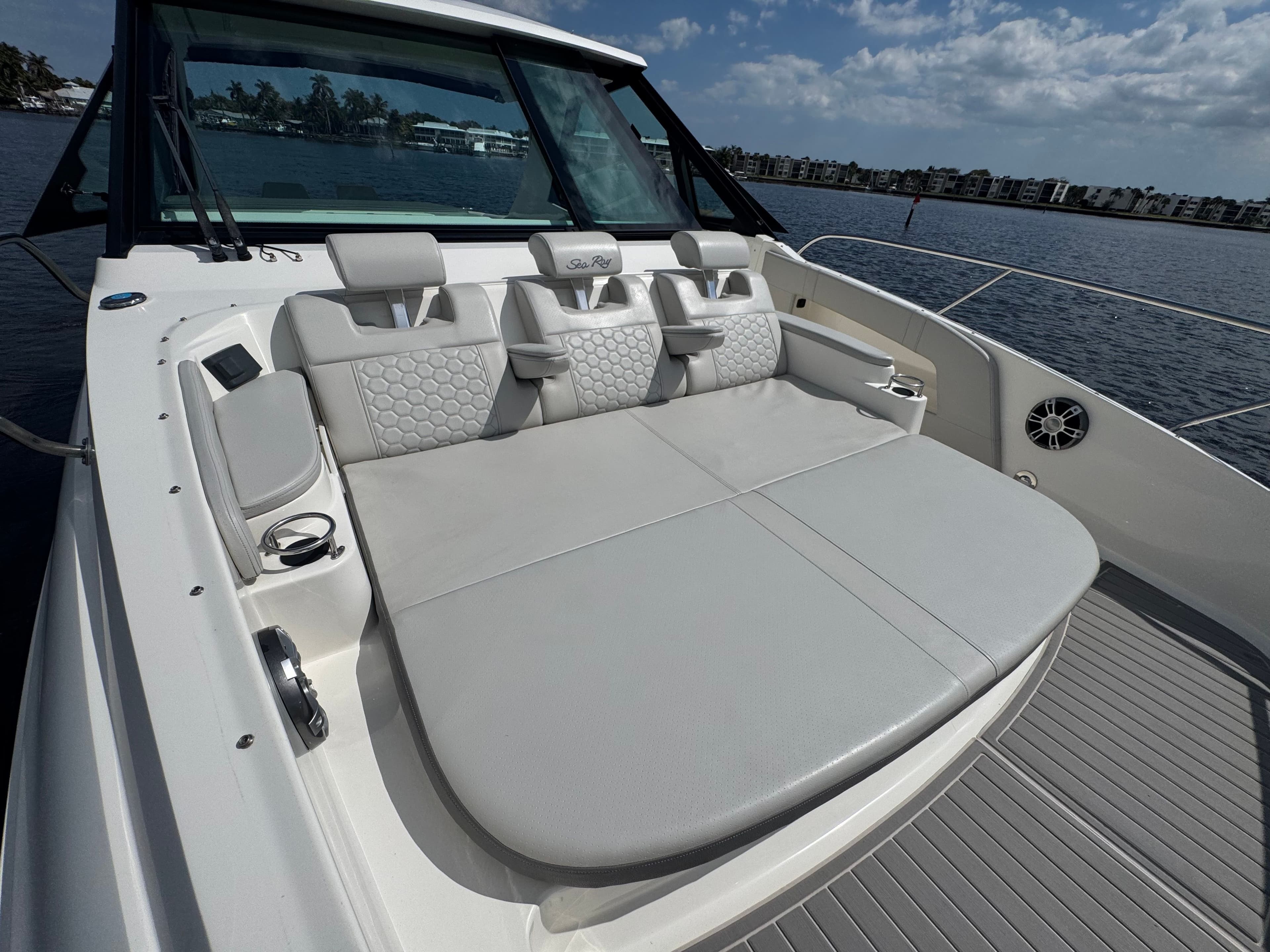 2023 Sea Ray Sundancer 320 Outboard - 47