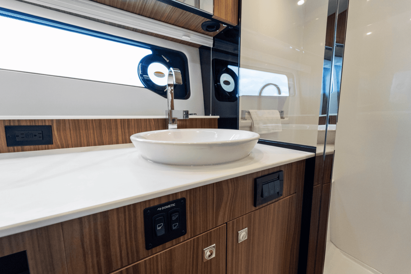 2026 Cruisers Yachts 50GLS OB - Image 35